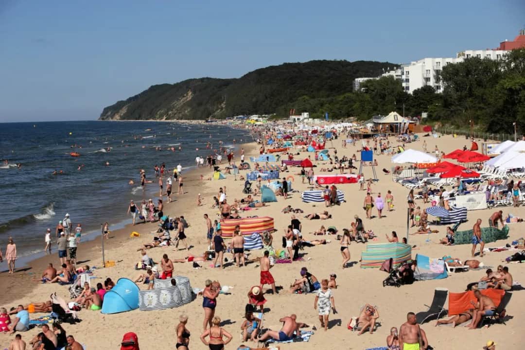 Noclegi nad morzem 2026: Ile naprawdę kosztują? Jak zaoszczędzić?